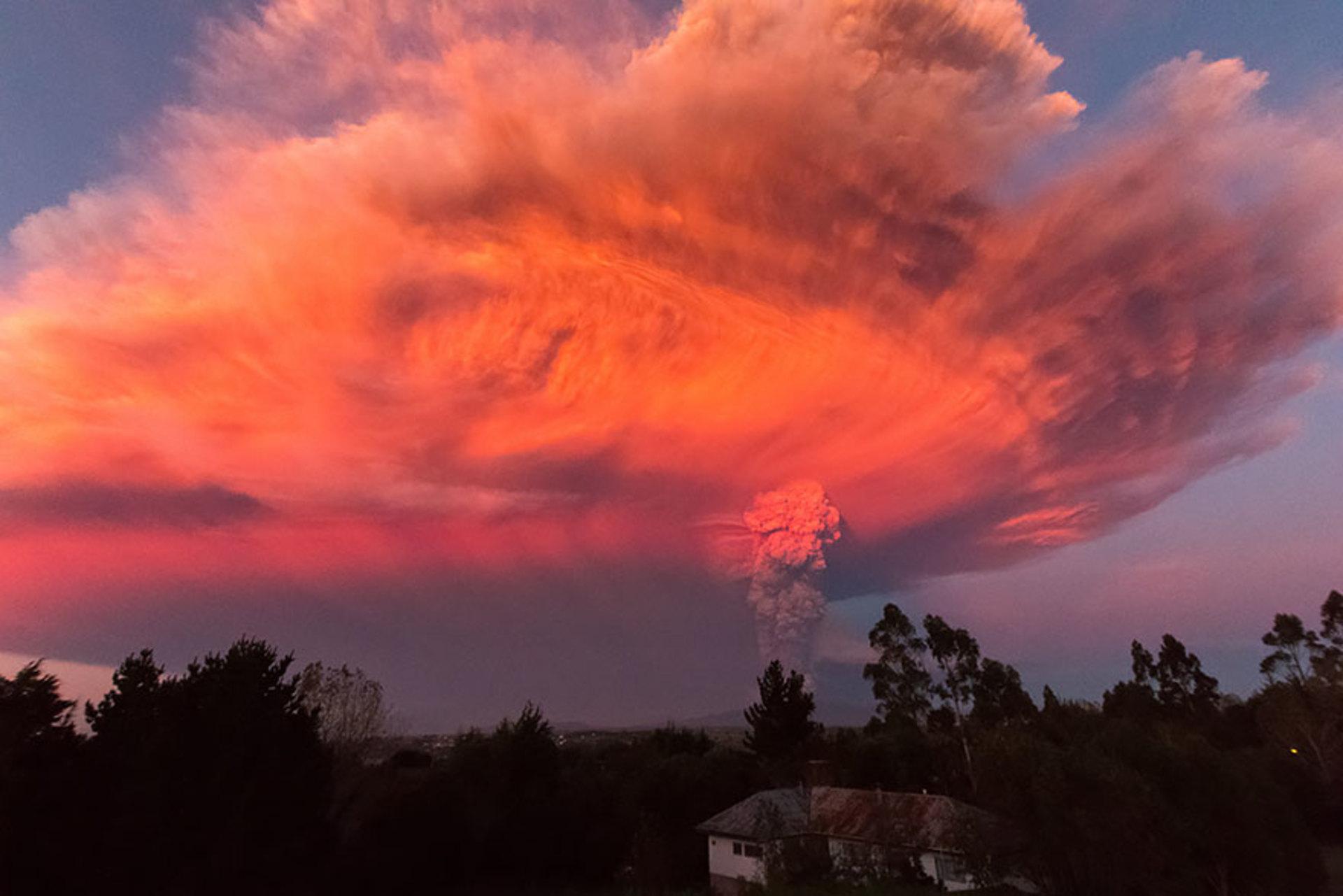 最新火山爆發(fā)壯觀景象與影響探究